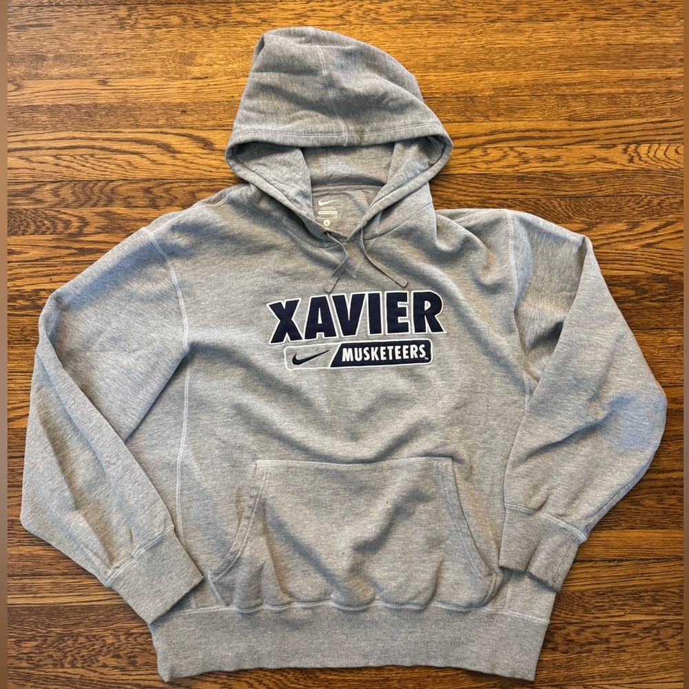 #662 XAVIER MUSKETEERS Gray NIKE Hoodie WITH EMBROIDERED FRONT.